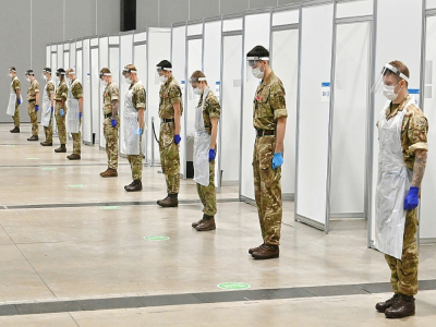 Des soldats observent deux minutes de silence pour le jour de l'Armistice, le 11 novembre 2020 dans un centre de tests rapides du Covid-19 à Liverpool (Angleterre) - Paul ELLIS [AFP]