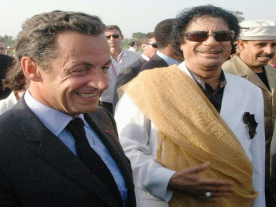Le président Nicolas Sarkozy (g) est accueilli par le chef libyen  Mouammar Kadhafi (d) à son arrivée à Tripoli, le 25 juillet 2007 - MAHMUD TURKIA [AFP/Archives]