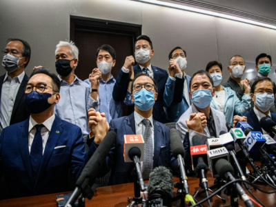 Des députés pro-démocratie se tiennent par la main au début d'une conférence de presse à Hong Kong le 11 novembre 2020 - Anthony WALLACE [AFP]