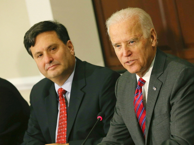 Jo Biden (D) et Ron Klain (G) le 13 novembre 2014 à Washington - MARK WILSON [GETTY IMAGES NORTH AMERICA/AFP/Archives]