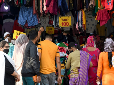 La foule se presse malgré la pandémie dans les allées d'un marché avant la grande fête hindoue de Diwali, à New Delhi le 12 novembre 2020 - Money SHARMA [AFP]