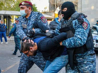 Des policiers arméniens arrêtent un manifestant lors d'un rassemblement contre l'accord avec l'Azerbaïdjan dans le conflit au Nagorny Karabakh, le 12 novembre 2020 à Erevan - Karen MINASYAN [AFP]