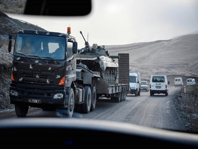 Un camion de l'armée arménienne transporte un véhicule blindé près de Stepanakert, le 12 novembre 2020 - Alexander NEMENOV [AFP]