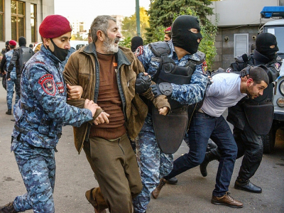 Des policiers arméniens arrêtent des manifestants lors d'un rassemblement contre l'accord avec l'Azerbaïdjan dans le conflit au Nagorny Karabakh, le 12 novembre 2020 à Erevan - Karen MINASYAN [AFP]