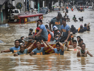 Des secouristes évacuent des habitants à Marikina City (Philippines) après le passage du typhon Vamco le 12 novembre 2020 - Ted ALJIBE [AFP]