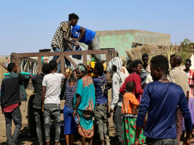 Des Ethiopiens, qui ont fui les combats, arrivent dans un camp de réfugiés à Hamdaïr, au Soudan, le 12 novembre 2020 - - [AFP]