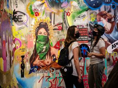 Des visiteuses découvrent le 11 novembre 2020 le musée du "Soulèvement social" de Santiago qui expose des oeuvres issues de l'art de la rue ayant surgi spontanément lors de la révolte sociale au Chili à partir d'octobre 2019 - MARTIN BERNETTI [AFP]