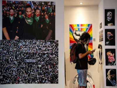 Un homme visite le 11 novembre 2010 le musée du "Soulèvement social" à Santiago qui expose des oeuvres issues de l'art de la rue ayant surgi spontanément lors de la révolte sociale au Chili à partir d'octobre 2019 - MARTIN BERNETTI [AFP]