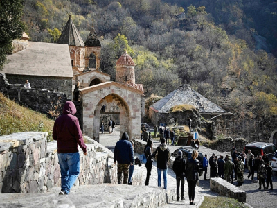 Des soldats arméniens visitent pour la dernière fois le 12 novembre 2020 le monastère de Dadivank dans le district de Kaljabar, passé sous contrôle azerbaïdjanais, après l'accord mettant fin au conflit au Nagorny Karabakh - Alexander NEMENOV [AFP]