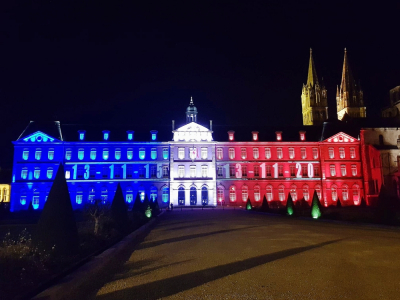 La façade de l'hôtel de ville s'illumine aux couleurs tricolores en hommage aux victimes du 13 novembre 2015.