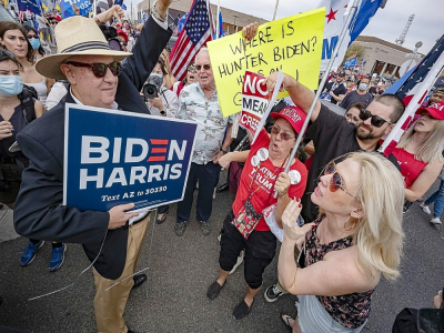 Un supporteur de Biden face à des supporteurs de Trump, devant un bâtiment officiel à Phoenix (Arizona), le 6 novembre 2020 - OLIVIER  TOURON [AFP]