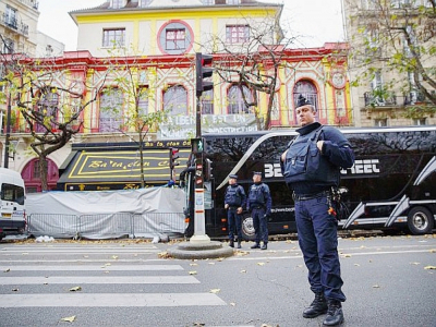 Le Bataclan à Paris a été le théâtre d'un attentat terroriste le vendredi 13 novembre 2015. Cinq ans après, une exposition s'affiche sur les grilles du square.
