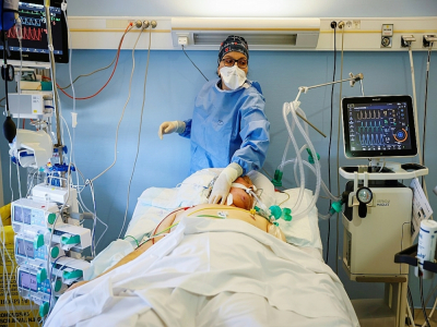 Un malade du Covid-19 en soins intensifs dans un hôpital de Stains en banlieue parisienne le 12 novembre 2020 - Thomas SAMSON [AFP]