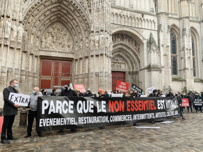 Plus d'une cinquantaine de personnes s'est mobilisée à la mi-journée ce vendredi 13 novembre, sur le parvis de la cathédrale de Rouen.