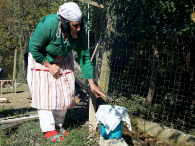 Vitore Lufi distille le raki, une eau de vie, dans son jardin de Fishtë, le 20 octobre 2020 en Albanie - Gent SHKULLAKU [AFP]