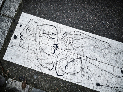 Une oeuvre "street art" de l'artiste français Emmanuel Braudeau sur un passage clouté, le 4 novembre 2020 à Versailles - STEPHANE DE SAKUTIN [AFP]