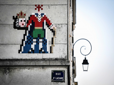 Une oeuvre "street art" de l'artiste français Invader sur un immeuble de Versailles, le 4 novembre 2020 - STEPHANE DE SAKUTIN [AFP]