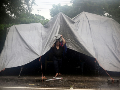 Des sinistrés ayant perdu leur maison après le passage de l'ouragan Eta s'abritent sous une tente, près de La Lima, le 4 novembre 2020 au Honduras - Orlando SIERRA [AFP/Archives]