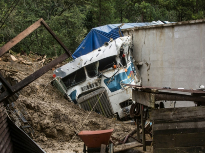 Un camion enseveli par la boue lors d'un glissement de terrain dû à l'ouragan Eta, le 7 novembre 2020 à Queja, au Guatemala - Esteban BIBA [POOL/AFP/Archives]