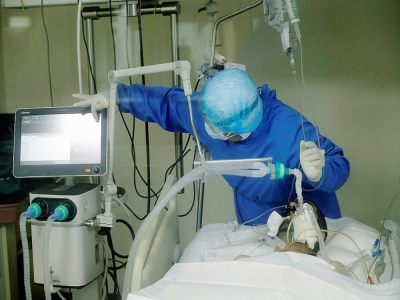 Un infirmier s'occupe d'un patient atteint de Covid-19 à l'unité de soins intensifs de l'hôpital universitaire Rafic Hariri à Beyrouth le 13 novembre 2020 - JOSEPH EID [AFP]