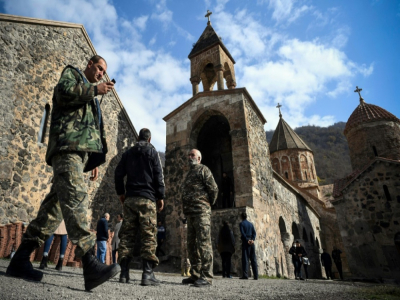 Des soldats arméniens devant le monostère orthodoxe de Dadivank, le 12 novembre 2020, près de Kalbajar - Alexander NEMENOV [AFP]