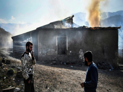 De nombreux habitants du village de Charektar, près de Kalbajar, ont préféré brûler leur maison, le 14 novembre 2020, en quittant la zone qui repasser le lendemain sous contrôle des forces azerbaïdjanaises - Alexander NEMENOV [AFP]