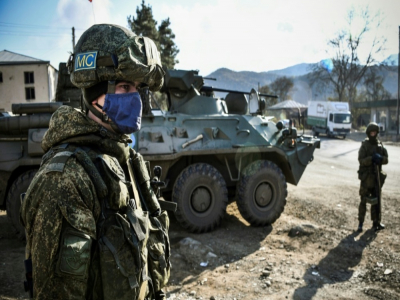 Des soldats russes des forces de maintien de la paix à un checkpoint, le 14 novembre 2020 à Chapar, près de Kalbajar, dans la région du Nagorny Karabakh - Alexander NEMENOV [AFP]