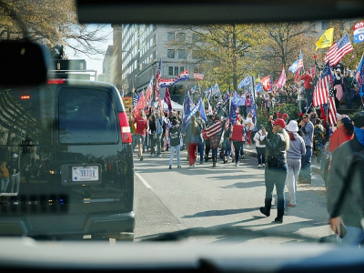 Le convoi présidentiel passe devant des partisans de Donald Trump, le 14 novembre 2020 à Washington - MANDEL NGAN [AFP]