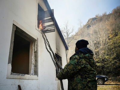 Un homme met le feu à sa maison dans le village de Charektar, près de Kalbajar (Azerbaïdjan), le 14 novembre 2020 - Alexander NEMENOV [AFP]