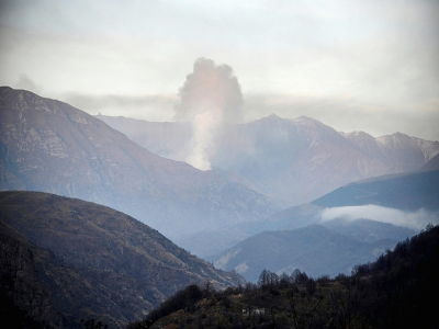 De la fumée s'élève d'un village de la région de  Kalbajar, près du Nagorny Karabakh, le 14 novembre 2020 - Alexander NEMENOV [AFP]