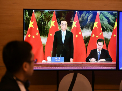 Sur l'image en visio-conférence, le Premier ministre chinois Li Keqiang (au centre) et son ministre du Commerce Zhong Shan (à droite) qui signe l'accord de libre-échange, le 15 novembre 2020 - Nhac NGUYEN [AFP]