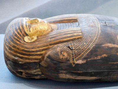 Un sarcophage découvert à Saqqara, lors d'une cérémonie, le 14 novembre 2020 - Ahmed HASAN [AFP]