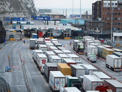 File d'attente de camions au port de Douvres en mars 2018 - Daniel LEAL-OLIVAS [AFP/Archives]