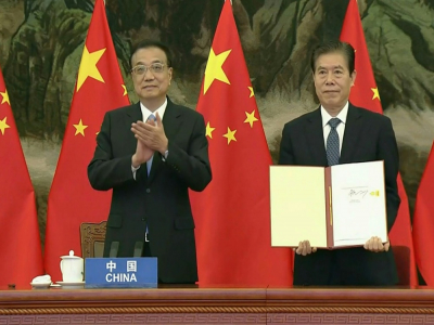 Image vidéo du Premier ministre chinois Li Keqiang (g) et du ministre chinois du Commerce Zhong Shan (d) montrant l'accord signé entre les 15 pays de l'Asean, réunis en visioconférence le 15 novembre 2020 à Hanoï - Handout [VIETNAM HOST BROADCASTER/AFP]