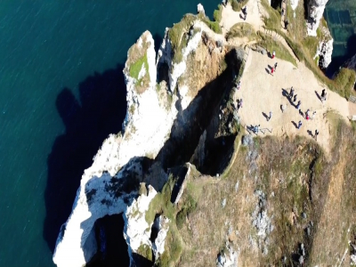 Le vidéaste a survolé les falaises d'Etretat avec un mini-drone. - Enzo Girard