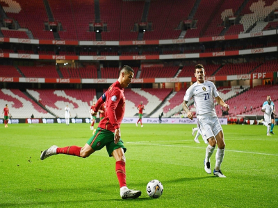 L'attaquant portugais Cristiano Ronaldo face au défenseur français Lucas Hernandez pendant le match du groupe 3 de Ligue A de Ligue des nations France-Portugal au stade de la Luz à Lisbonne le 14 novembre 2020 - PATRICIA DE MELO MOREIRA [AFP]
