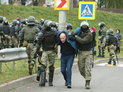 Des policiers arrêtent un partisan de l'oppostion lors d'un rassemblement à Minsk contre le résultat de la présidentielle, le 15 novembre 2020 au Bélarus - Stringer [AFP]