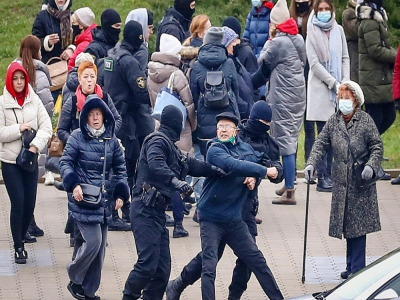 Des policiers arrêtent un partisan de l'oppostion lors d'un rassemblement à Minsk contre le résultat de la présidentielle, le 15 novembre 2020 au Bélarus - Stringer [AFP]