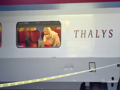 La police scientifique française relève des indices à bord du train Thalys à Arras, dans le nord de la France, après une tentative d'attentat le 22 août 2015 - PHILIPPE HUGUEN [AFP/Archives]