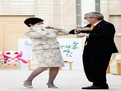 La gouverneure de Tokyo, Yuriko Koike (gauche) accueille le président du Comité international olympique (CIO), Thomas Bach, durant sa visite dans la capitale japonaise, le 16 novembre 2020 - CHARLY TRIBALLEAU [AFP]
