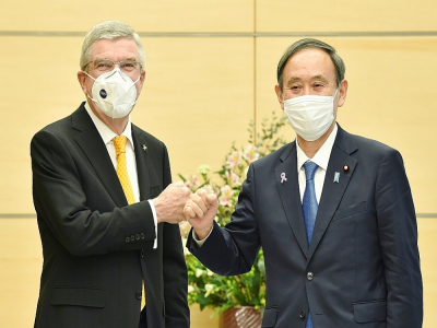 Le Premier ministre japonais Yoshihide Suga (droite) et le président du Comité international olympique (CIO), Thomas Bach, durant leur rencontre le 16 novembre 2020 à Tokyo - Kazuhiro NOGI [POOL/AFP]