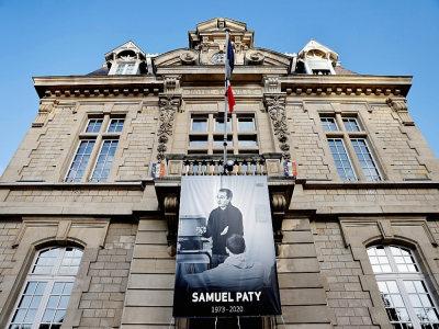 Un portrait de l'enseignant Samuel Paty sur la façade de la mairie de Conflans-sainte-Honorine, le 3 novembre 2020 - Thomas COEX [AFP/Archives]
