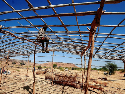 Une hutte en cours d'installation dans le camp d'Oum Raquba, au Soudan, pour les réfugiés éthiopiens, le 15 novembre 2020 - Ebrahim HAMID [AFP]