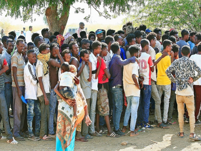 Des réfugiés éthiopiens font la queue pour recevoir de la nourriture dans le camp d'Oum Raquba au Soudan, le 15 novembre 2020 - Ebrahim HAMID [AFP]