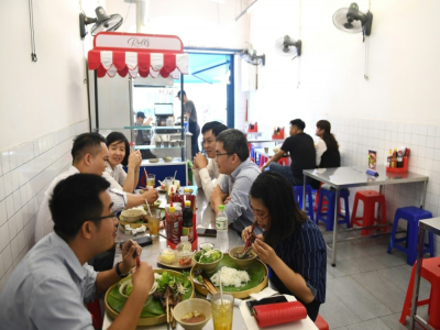 Des clients déjeunent au restaurant "Baba", le 7 septembre 2020 à Ho Chi Minh-Ville, au Vietnam - Nhac NGUYEN [AFP]