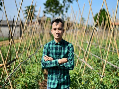 Ngo Xuan Quyet, ancien vendeur de pesticides, s'est reconverti dans l'agriculture raisonnée, le 22 octobre 2020 à la ferme de Cat Lai Co-op, près de Hanoï, au Vietnam - Manan VATSYAYANA [AFP]