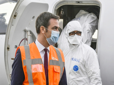 Le ministre de la Santé Olivier Véran près d'un avion médical à Bron, près de Lyon, le 16 novembre 2020 - Philippe DESMAZES [POOL/AFP]