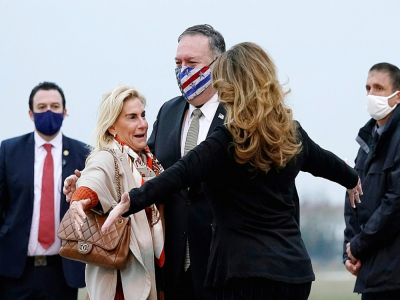 Le secrétaire d'Etat américain Mike Pompeo (c) et son épouse Susan Pompeo (g) à leur arrivée à l'aéroport du Bourget, près de Paris, le 14 novembre 2020 - Patrick Semansky [POOL/AFP]