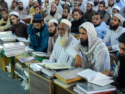 Des étudiants assistent à un cours à l'école coranique Darul Uloom Haqqania, le 19 octobre 2020 à Akora khattak, au Pakistan - Abdul MAJEED [AFP]