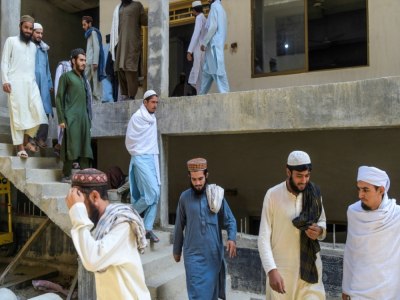 Des étudiants partent après avoir assisté à un cours à l'école coranique Darul Uloom Haqqania, le 19 octobre 2020 à Akora khattak, au Pakistan - Abdul MAJEED [AFP]